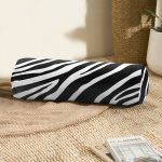 - RealHomes Özel Tasarımlı Dijital Baskılı İç Dolgulu Fermuarlı Silindir Yastık - Realhomes Beyaz Zemin Üzerinde Zebra Desenli Dijital Baskılı Modern İç Dolgulu - Fermuarlı Süet Berjer Silindir Yastık Kırlent Realhomes