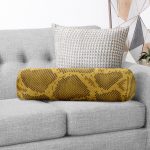 - RealHomes Özel Tasarımlı Dijital Baskılı İç Dolgulu Fermuarlı Silindir Yastık - Realhomes Renkli Zemin Üzerinde Geometrik Çizim Dijital Baskılı Modern İç Dolgulu Süet Silindir Yastık Kırlent - Bel Yastığı Realhomes