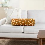 Renkli Zemin Üzerinde Geometrik Çizim Dijital Baskılı Modern İç Dolgulu - Fermuarlı Süet Silindir Rulo Yastık Kırlent Realhomes