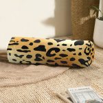 - RealHomes Özel Tasarımlı Dijital Baskılı İç Dolgulu Fermuarlı Silindir Yastık - Realhomes Renkli Zemin Üzerinde Siyah Detaylı Geometrik Çizim Dijital Baskılı Modern İç Dolgulu - Fermuarlı Süet Berjer Silindir Yastık Kırlent Realhomes