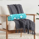 - RealHomes Özel Tasarımlı Dijital Baskılı İç Dolgulu Fermuarlı Silindir Yastık - Realhomes  Renkli Zemin Üzerinde Beyaz Renkli Çiçek Desenli Dijital Baskılı Modern İç Dolgulu - Fermuarlı Süet Silindir Yuvarlak Yastık Kırlent Realhomes