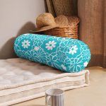 - RealHomes Özel Tasarımlı Dijital Baskılı İç Dolgulu Fermuarlı Silindir Yastık - Realhomes  Renkli Zemin Üzerinde Beyaz Renkli Çiçek Desenli Dijital Baskılı Modern İç Dolgulu - Fermuarlı Süet Silindir Yuvarlak Yastık Kırlent Realhomes