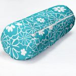 - RealHomes Özel Tasarımlı Dijital Baskılı İç Dolgulu Fermuarlı Silindir Yastık - Realhomes  Renkli Zemin Üzerinde Beyaz Renkli Çiçek Desenli Dijital Baskılı Modern İç Dolgulu - Fermuarlı Süet Silindir Yuvarlak Yastık Kırlent Realhomes