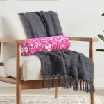 Renkli Zemin Üzerinde Çiçek Desenli Dijital Baskılı Modern İç Dolgulu - Fermuarlı Süet Silindir Rulo Yastık Kırlent Realhomes