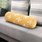 Renkli Zemin Üzerinde Çiçek Desenli Dijital Baskılı Modern İç Dolgulu - Fermuarlı Süet Silindir Rulo Yastık Kırlent Realhomes