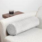 - RealHomes Özel Tasarımlı Dijital Baskılı İç Dolgulu Fermuarlı Silindir Yastık - Realhomes  Beyaz Zemin Üzerinde Gri Çizgili Geometrik Desen Dijital Baskılı Modern İç Dolgulu - Fermuarlı Süet Silindir Daire Yastık Kırlent Realhomes