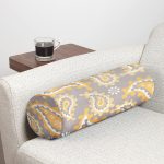 - RealHomes Özel Tasarımlı Dijital Baskılı İç Dolgulu Fermuarlı Silindir Yastık - Realhomes  Gri Zemin Üzerinde Renkli Geometrik Desenli Dijital Baskılı Modern İç Dolgulu - Fermuarlı Süet Silindir Rulo Yastık Kırlent Realhomes