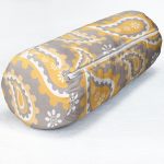 - RealHomes Özel Tasarımlı Dijital Baskılı İç Dolgulu Fermuarlı Silindir Yastık - Realhomes  Gri Zemin Üzerinde Renkli Geometrik Desenli Dijital Baskılı Modern İç Dolgulu - Fermuarlı Süet Silindir Rulo Yastık Kırlent Realhomes