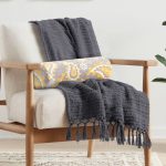 - RealHomes Özel Tasarımlı Dijital Baskılı İç Dolgulu Fermuarlı Silindir Yastık - Realhomes  Gri Zemin Üzerinde Renkli Geometrik Desenli Dijital Baskılı Modern İç Dolgulu - Fermuarlı Süet Silindir Rulo Yastık Kırlent Realhomes