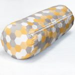 Renkli Zemin Üzerinde Geometrik Çizim Dijital Baskılı Modern İç Dolgulu Yumuşak Silindir Form Yastık Kırlent Realhomes