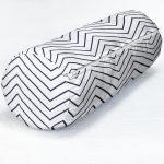 - RealHomes Özel Tasarımlı Dijital Baskılı İç Dolgulu Fermuarlı Silindir Yastık - Realhomes  Beyaz Zemin Üzerinde Renkli Geometrik Desenli Dijital Baskılı Modern İç Dolgulu - Fermuarlı Süet Silindir Rulo Yastık Kırlent Realhomes