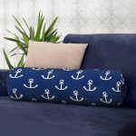 - RealHomes Özel Tasarımlı Dijital Baskılı İç Dolgulu Fermuarlı Silindir Yastık - Realhomes  Lacivert Zemin Üzerinde Çapa Desenli Dijital Baskılı Modern İç Dolgulu Süet Silindir Yastık Kırlent - Bel Yastığı Realhomes