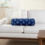 - RealHomes Özel Tasarımlı Dijital Baskılı İç Dolgulu Fermuarlı Silindir Yastık - Realhomes  Lacivert Zemin Üzerinde Çapa Desenli Dijital Baskılı Modern İç Dolgulu Süet Silindir Yastık Kırlent - Bel Yastığı Realhomes