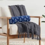 - RealHomes Özel Tasarımlı Dijital Baskılı İç Dolgulu Fermuarlı Silindir Yastık - Realhomes  Lacivert Zemin Üzerinde Çapa Desenli Dijital Baskılı Modern İç Dolgulu Süet Silindir Yastık Kırlent - Bel Yastığı Realhomes