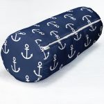 - RealHomes Özel Tasarımlı Dijital Baskılı İç Dolgulu Fermuarlı Silindir Yastık - Realhomes  Lacivert Zemin Üzerinde Çapa Desenli Dijital Baskılı Modern İç Dolgulu Süet Silindir Yastık Kırlent - Bel Yastığı Realhomes