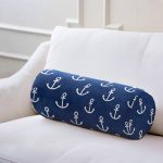 - RealHomes Özel Tasarımlı Dijital Baskılı İç Dolgulu Fermuarlı Silindir Yastık - Realhomes  Lacivert Zemin Üzerinde Çapa Desenli Dijital Baskılı Modern İç Dolgulu Süet Silindir Yastık Kırlent - Bel Yastığı Realhomes