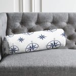 - RealHomes Özel Tasarımlı Dijital Baskılı İç Dolgulu Fermuarlı Silindir Yastık - Realhomes Beyaz Zemin Üzerinde Modern Pusula Desenli Dijital Baskılı Modern İç Dolgulu - Fermuarlı Süet Silindir Rulo Yastık Kırlent Realhomes