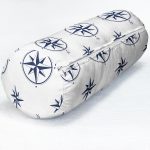 - RealHomes Özel Tasarımlı Dijital Baskılı İç Dolgulu Fermuarlı Silindir Yastık - Realhomes Beyaz Zemin Üzerinde Modern Pusula Desenli Dijital Baskılı Modern İç Dolgulu - Fermuarlı Süet Silindir Rulo Yastık Kırlent Realhomes