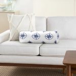 - RealHomes Özel Tasarımlı Dijital Baskılı İç Dolgulu Fermuarlı Silindir Yastık - Realhomes Beyaz Zemin Üzerinde Modern Pusula Desenli Dijital Baskılı Modern İç Dolgulu - Fermuarlı Süet Silindir Rulo Yastık Kırlent Realhomes