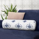 - RealHomes Özel Tasarımlı Dijital Baskılı İç Dolgulu Fermuarlı Silindir Yastık - Realhomes Beyaz Zemin Üzerinde Modern Pusula Desenli Dijital Baskılı Modern İç Dolgulu - Fermuarlı Süet Silindir Rulo Yastık Kırlent Realhomes