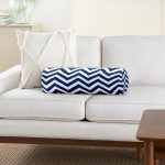 Beyaz Zemin Üzerinde Lacivert Renkli Geometrik Çizimli Dijital Baskılı Modern İç Dolgulu Fermuarlı Çok Amaçlı Silindir Yastık Kırlent Realhomes