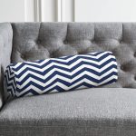 Beyaz Zemin Üzerinde Lacivert Renkli Geometrik Çizimli Dijital Baskılı Modern İç Dolgulu Fermuarlı Çok Amaçlı Silindir Yastık Kırlent Realhomes