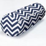 Beyaz Zemin Üzerinde Lacivert Renkli Geometrik Çizimli Dijital Baskılı Modern İç Dolgulu Fermuarlı Çok Amaçlı Silindir Yastık Kırlent Realhomes