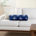 - RealHomes Özel Tasarımlı Dijital Baskılı İç Dolgulu Fermuarlı Silindir Yastık - Realhomes Lacivert Zemin Üzerinde Modern Pusula Desenli Dijital Baskılı Modern İç Dolgulu - Fermuarlı Süet Silindir Daire Yastık Kırlent Realhomes