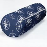 - RealHomes Özel Tasarımlı Dijital Baskılı İç Dolgulu Fermuarlı Silindir Yastık - Realhomes Lacivert Zemin Üzerinde Modern Pusula Desenli Dijital Baskılı Modern İç Dolgulu - Fermuarlı Süet Silindir Daire Yastık Kırlent Realhomes