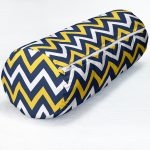 - RealHomes Özel Tasarımlı Dijital Baskılı İç Dolgulu Fermuarlı Silindir Yastık - Realhomes  Beyaz Zemin Üzerinde Renkli Geometrik Desenli Dijital Baskılı Modern İç Dolgulu - Fermuarlı Süet Berjer Silindir Yastık Kırlent Realhomes