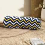 - RealHomes Özel Tasarımlı Dijital Baskılı İç Dolgulu Fermuarlı Silindir Yastık - Realhomes  Beyaz Zemin Üzerinde Renkli Geometrik Desenli Dijital Baskılı Modern İç Dolgulu - Fermuarlı Süet Berjer Silindir Yastık Kırlent Realhomes