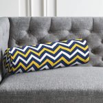 - RealHomes Özel Tasarımlı Dijital Baskılı İç Dolgulu Fermuarlı Silindir Yastık - Realhomes  Beyaz Zemin Üzerinde Renkli Geometrik Desenli Dijital Baskılı Modern İç Dolgulu - Fermuarlı Süet Berjer Silindir Yastık Kırlent Realhomes