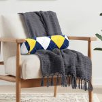 - RealHomes Özel Tasarımlı Dijital Baskılı İç Dolgulu Fermuarlı Silindir Yastık - Realhomes  Beyaz Zemin Üzerinde Baklava Desenli Dijital Baskılı Modern İç Dolgulu - Fermuarlı Süet Berjer Silindir Yastık Kırlent Realhomes