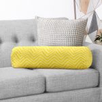 - RealHomes Özel Tasarımlı Dijital Baskılı İç Dolgulu Fermuarlı Silindir Yastık - Realhomes  Sarı Zemin Üzerinde Geometrik Çizimli Dijital Baskılı Modern İç Dolgulu - Fermuarlı Süet Silindir Daire Yastık Kırlent Realhomes