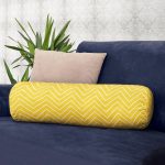 - RealHomes Özel Tasarımlı Dijital Baskılı İç Dolgulu Fermuarlı Silindir Yastık - Realhomes  Sarı Zemin Üzerinde Geometrik Çizimli Dijital Baskılı Modern İç Dolgulu - Fermuarlı Süet Silindir Daire Yastık Kırlent Realhomes