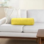 - RealHomes Özel Tasarımlı Dijital Baskılı İç Dolgulu Fermuarlı Silindir Yastık - Realhomes  Sarı Zemin Üzerinde Geometrik Çizimli Dijital Baskılı Modern İç Dolgulu - Fermuarlı Süet Silindir Daire Yastık Kırlent Realhomes