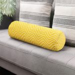 - RealHomes Özel Tasarımlı Dijital Baskılı İç Dolgulu Fermuarlı Silindir Yastık - Realhomes  Sarı Zemin Üzerinde Geometrik Çizimli Dijital Baskılı Modern İç Dolgulu - Fermuarlı Süet Silindir Daire Yastık Kırlent Realhomes