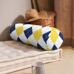 Beyaz Zemin Üzerinde Baklava Desenli Dijital Baskılı Modern İç Dolgulu Yumuşak Silindir Form Yastık Kırlent Realhomes