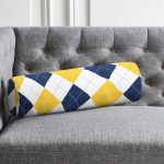 Beyaz Zemin Üzerinde Baklava Desenli Dijital Baskılı Modern İç Dolgulu Yumuşak Silindir Form Yastık Kırlent Realhomes