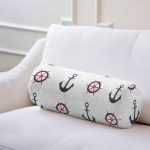 - RealHomes Özel Tasarımlı Dijital Baskılı İç Dolgulu Fermuarlı Silindir Yastık - Realhomes Beyaz Zemin Üzerinde Renkli Çapa Desenli Dijital Baskılı Modern İç Dolgulu Süet Silindir Yastık Kırlent - Bel Yastığı Realhomes