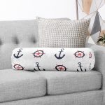 - RealHomes Özel Tasarımlı Dijital Baskılı İç Dolgulu Fermuarlı Silindir Yastık - Realhomes Beyaz Zemin Üzerinde Renkli Çapa Desenli Dijital Baskılı Modern İç Dolgulu Süet Silindir Yastık Kırlent - Bel Yastığı Realhomes