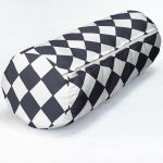 Beyaz Zemin Üzerinde Renkli Geometrik Çizimli Dijital Baskılı Modern İç Dolgulu - Fermuarlı Süet Silindir Daire Yastık Kırlent Realhomes