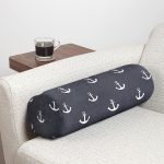 - RealHomes Özel Tasarımlı Dijital Baskılı İç Dolgulu Fermuarlı Silindir Yastık - Realhomes  Renkli Zemin Üzerinde Çapa Desenli Dijital Baskılı Modern İç Dolgulu - Fermuarlı Süet Berjer Silindir Yastık Kırlent Realhomes