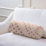- RealHomes Özel Tasarımlı Dijital Baskılı İç Dolgulu Fermuarlı Silindir Yastık - Realhomes Pastel Zemin Üzerinde Gold Detaylı Yıldız Desenli Dijital Baskılı Modern İç Dolgulu - Fermuarlı Süet Silindir Yuvarlak Yastık Kırlent Realhomes