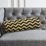 - RealHomes Özel Tasarımlı Dijital Baskılı İç Dolgulu Fermuarlı Silindir Yastık - Realhomes  Gold Zemin Üzerinde Siyah Zikzak Desenli Dijital Baskılı Modern İç Dolgulu - Fermuarlı Süet Silindir Daire Yastık Kırlent Realhomes