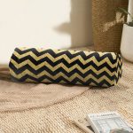 - RealHomes Özel Tasarımlı Dijital Baskılı İç Dolgulu Fermuarlı Silindir Yastık - Realhomes  Gold Zemin Üzerinde Siyah Zikzak Desenli Dijital Baskılı Modern İç Dolgulu - Fermuarlı Süet Silindir Daire Yastık Kırlent Realhomes