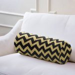 - RealHomes Özel Tasarımlı Dijital Baskılı İç Dolgulu Fermuarlı Silindir Yastık - Realhomes  Gold Zemin Üzerinde Siyah Zikzak Desenli Dijital Baskılı Modern İç Dolgulu - Fermuarlı Süet Silindir Daire Yastık Kırlent Realhomes