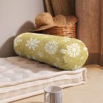 Gold Zemin Üzerinde Beyaz Renkli Kar tanesi Desenli Dijital Baskılı Modern İç Dolgulu - Fermuarlı Süet Berjer Silindir Yastık Kırlent Realhomes