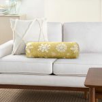 Gold Zemin Üzerinde Beyaz Renkli Kar tanesi Desenli Dijital Baskılı Modern İç Dolgulu - Fermuarlı Süet Berjer Silindir Yastık Kırlent Realhomes