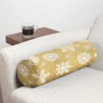 Gold Zemin Üzerinde Beyaz Renkli Kar tanesi Desenli Dijital Baskılı Modern İç Dolgulu - Fermuarlı Süet Berjer Silindir Yastık Kırlent Realhomes